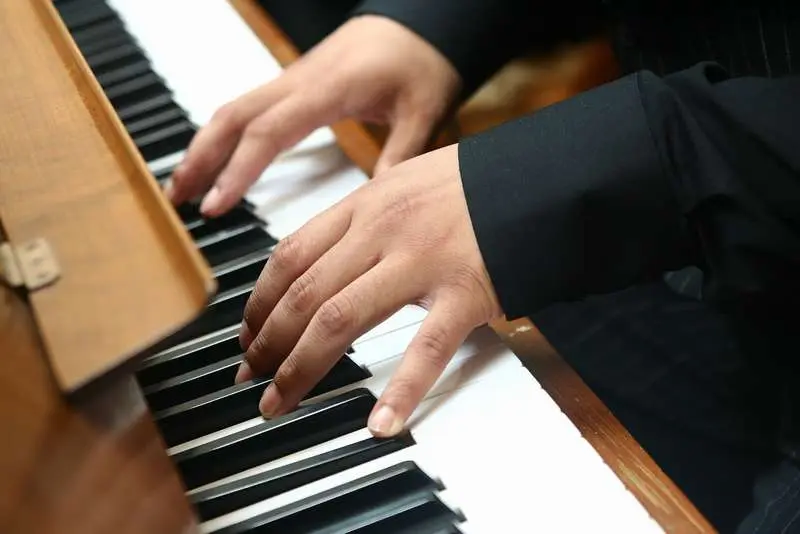 Урок игры на фортепиано